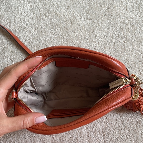Small Michael Kors crossbody bag. - Picture 5 of 6